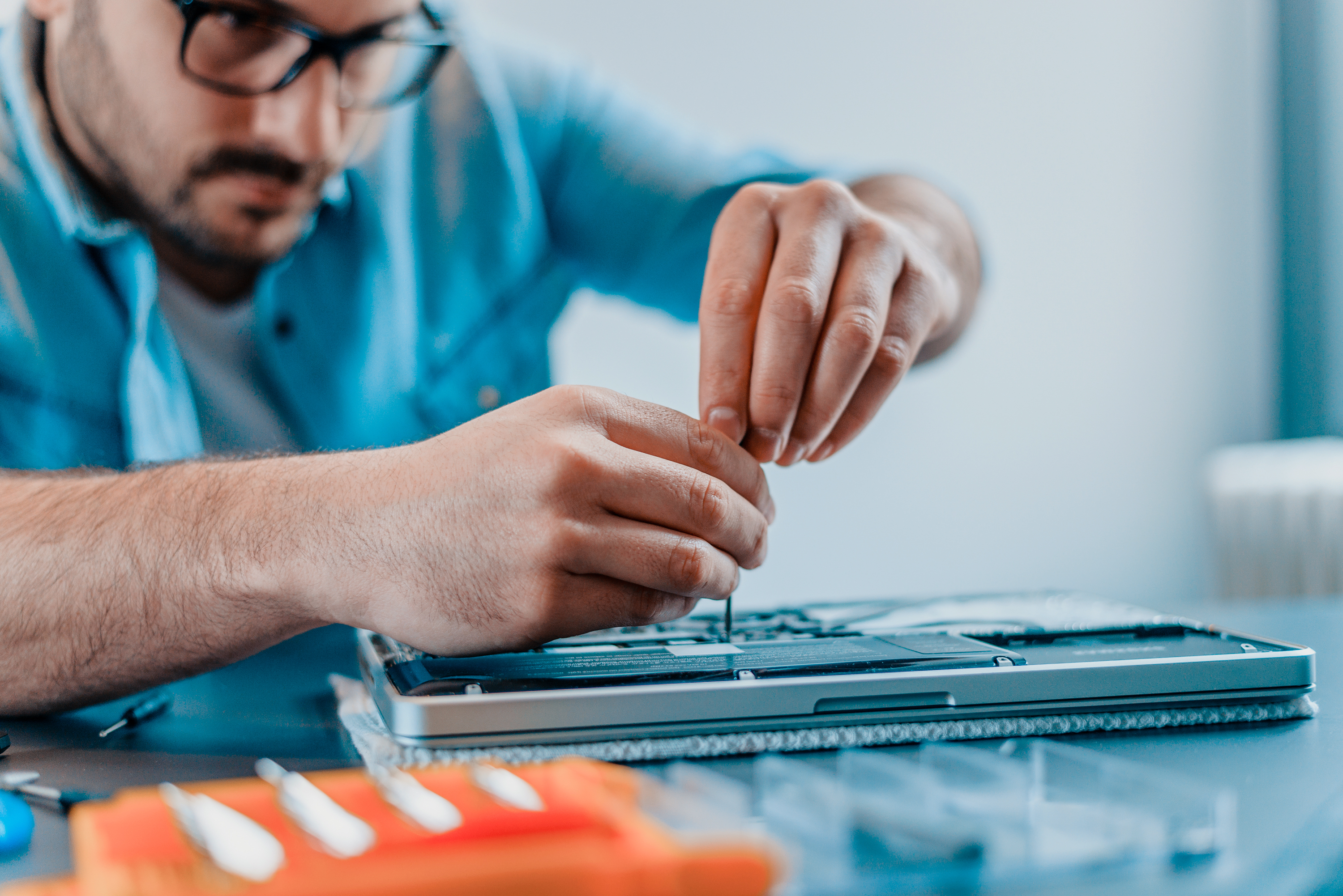 Técnico da LS TECH realizando manutenção em notebook